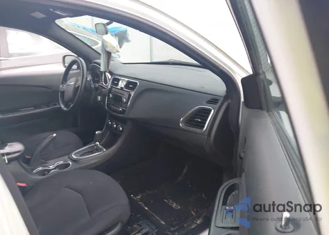 2014 Chrysler 200 Lx z USA, uszkodzony, nr VIN 1C3CCBAB0EN142279